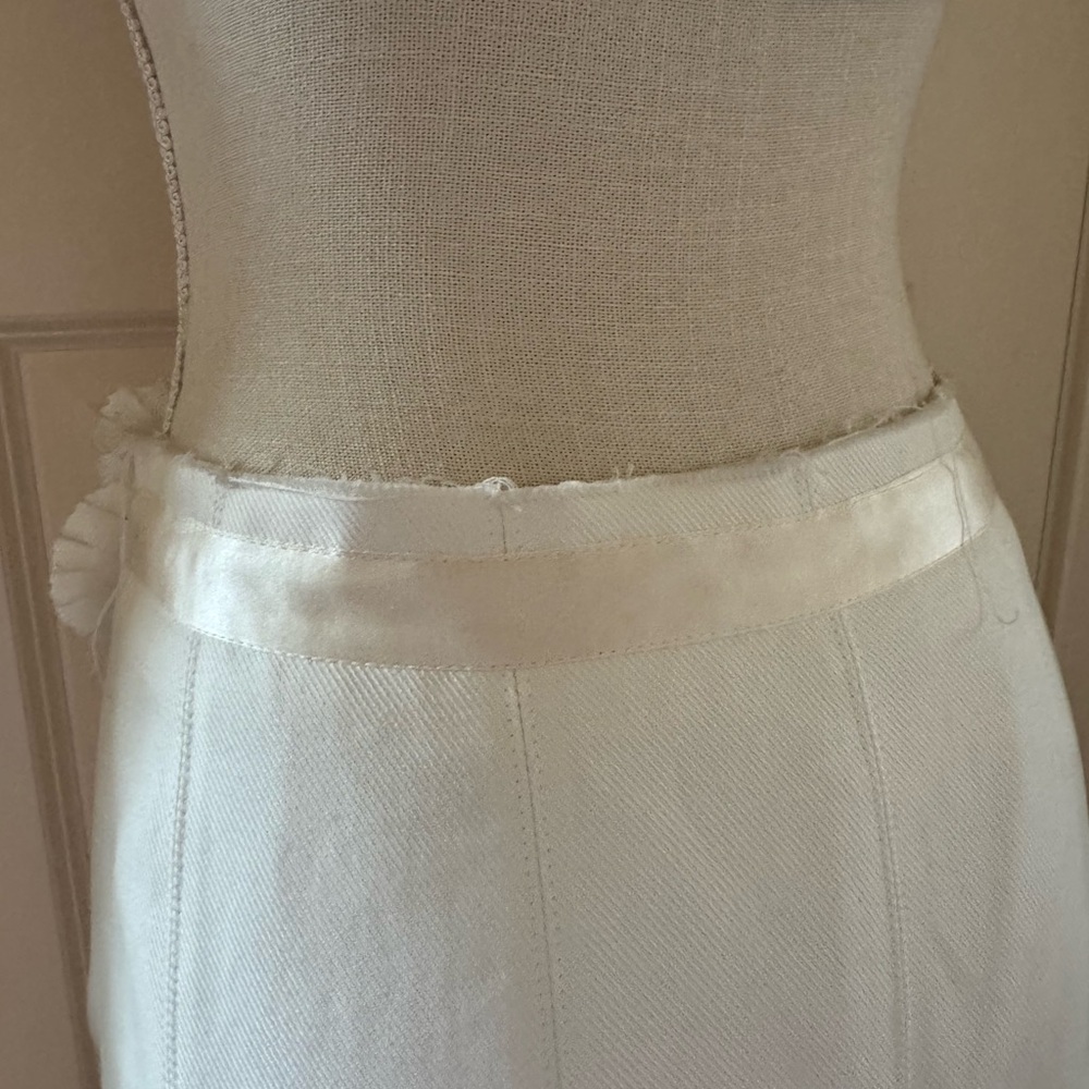 Chic White A-Line Skirt with Floral Detail - Picture 5 of 8